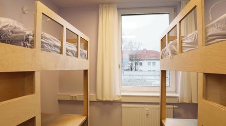 Die Patienten sind in Zimmern mit Hochbetten aus hellem Holz untergebracht.