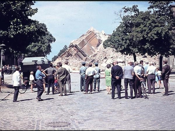 Nach einer nötigen zweiten Sprengung am 23. Juni 1968 fielen auch die Reste der Garnisonkirche in sich zusammen.