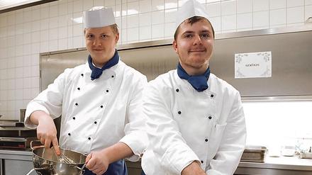 Unter Dampf. In der Lehrküche des Oberlin Berufsbildungswerks kochen die Azubis Florian Keck und Ronny Nowecki (v.l.).