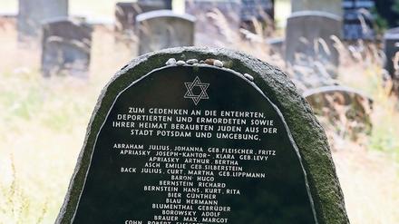 Auf dem jüdischen Friedhof in Potsdam erinnert ein Gedenkstein an die ermordeten Juden.