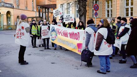 Vor dem sogenannten Zivilkabinettshaus am Park Sanssouci demonstrierten Dienstag Verdi-Gewerkschafter.
