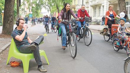 Fahrrad statt Auto. Im vergangenen Jahr demonstrierten etwa 200 Potsdamer in der Feuerbachstraße für ein anderes Verkehrskonzept. Nun soll der Verkehrsbetrieb Autofahrern beim Umstieg helfen.