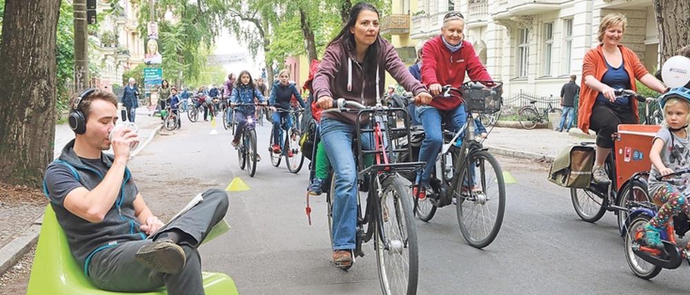 Fahrrad statt Auto. Im vergangenen Jahr demonstrierten etwa 200 Potsdamer in der Feuerbachstraße für ein anderes Verkehrskonzept. Nun soll der Verkehrsbetrieb Autofahrern beim Umstieg helfen.