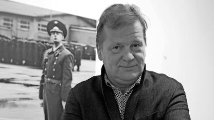 Joachim Liebe vor dem Porträt eines sowjetischen Soldaten. 