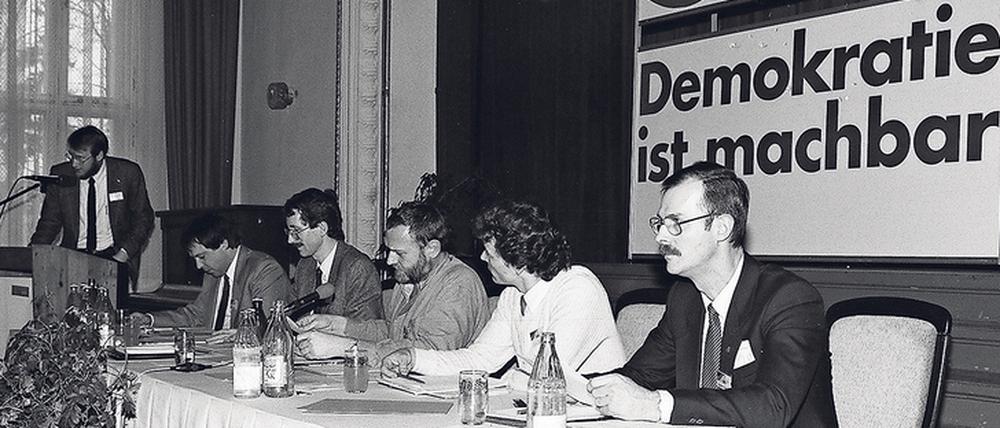 Im Wahlkampfmodus. Potsdamer SPD-Genossen beim 1. Kreistag der SPD am 3. Februar 1990 im damaligen Haus der Deutsch-Sowjetischen Freundschaft. Am Rednerpult Emil Schnell.