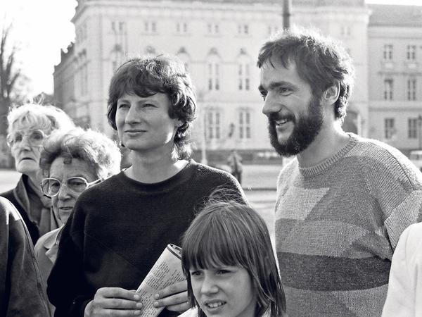 Umweltaktivist und Grünenpolitiker Matthias Platzeck ist am 17. März 1990 dabei, als vor dem Filmmuseum die Freiheitslinde gepflanzt wird.