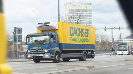 In der Coronakrise sind viele Lieferketten gefährdet – hier ein Speditions-Lkw auf der Langen Brücke in Potsdam. 
