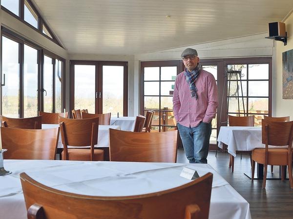 Küchenschluss. Potsdamer Gastronomen werden durch die Schließung der Gaststätten vor eine noch nie dagewesene Herausforderung gestellt. Mario Kade fürchtet in seinem leeren Restaurant auf dem Potsdamer Pfingstberg um sein Lebenswerk.