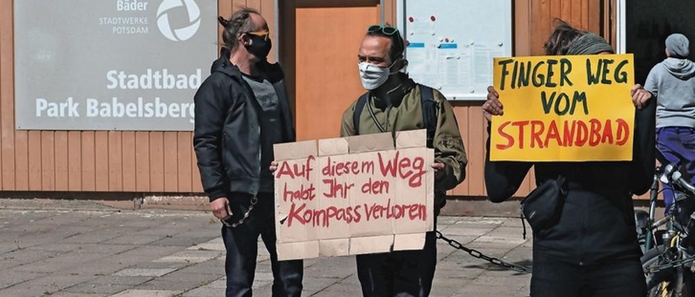 Wie angekündigt protestierten am Dienstag Gegner des Abrisses der Strandbadgebäude im Park Babelsberg. 