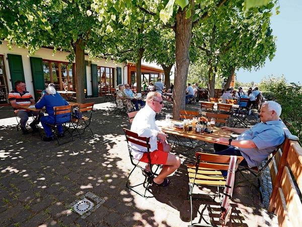 Platzfrage. Bei „Kades Restaurant“ am Pfingstberg darf nur rund jeder zweite Platz genutzt werden. Gäste können sich Tische für feste Zeitslots reservieren.