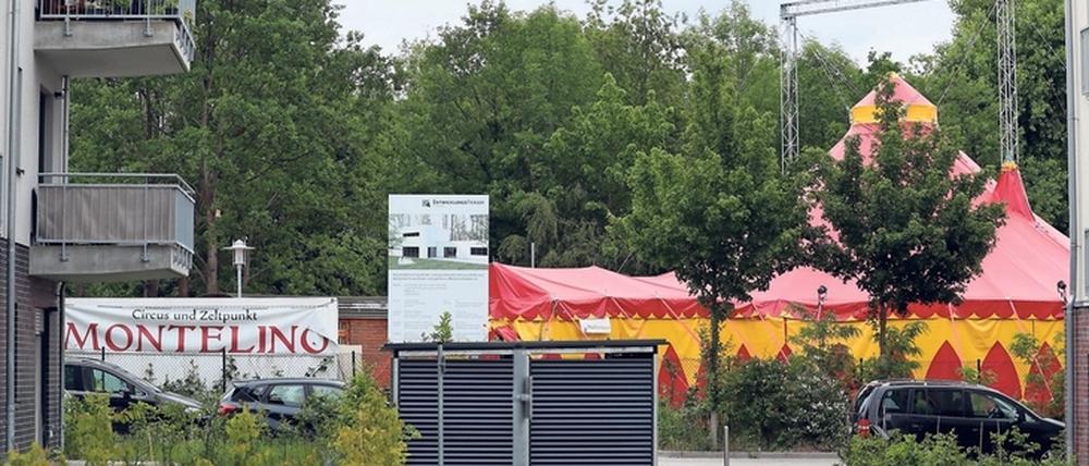 Nebeneinander; Neue Häuser und der Zirkus Montelino am Volkspark. 