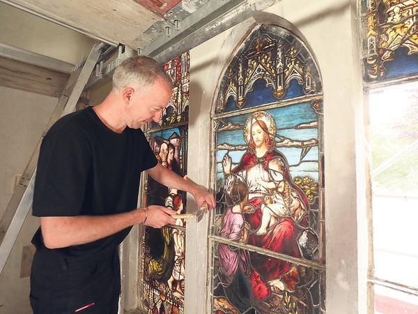 Michael Görlach bei der Arbeit. Das Altarfenster wurde in 21 Einzelteile zerlegt.