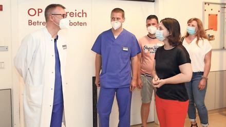 Die Grünen-Bundesvorsitzende Annalena Baerbock (2.v.r.) befürwortete bei einem Besuch im St. Josefs-Krankenhaus eine deutschlandweite Bonuszahlung an alle Pflegekräfte in Krankenhäusern.