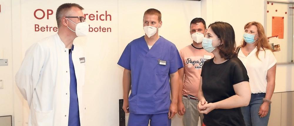 Die Grünen-Bundesvorsitzende Annalena Baerbock (2.v.r.) befürwortete bei einem Besuch im St. Josefs-Krankenhaus eine deutschlandweite Bonuszahlung an alle Pflegekräfte in Krankenhäusern.