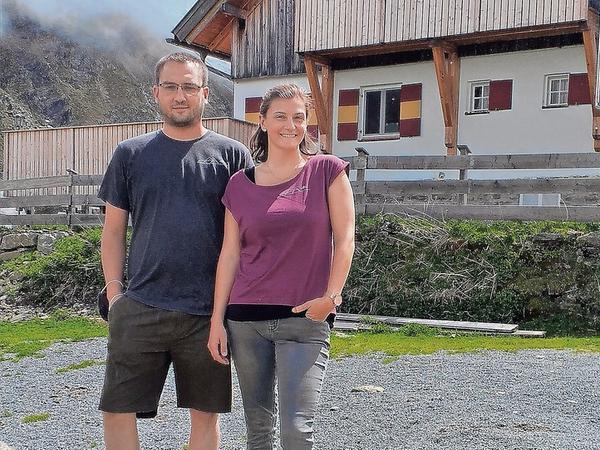 Neue Hüttenwirte: Miriam und Markus Wiechert, ein Geschwisterpaar aus Duisburg, ist jüngst in der Potsdamer Hütte eingezogen und umsorgt jetzt die Gäste.