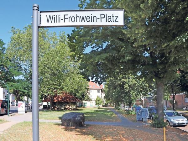 2012 war der Platz am Findling in Babelsberg zu Ehren Willi Frohweins nach ihm umbenannt worden.