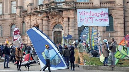 Sie sehen sich kriminalisiert: Über 80 Kitesurfer demonstrierten am Samstag ab 13 Uhr vor dem Potsdamer Rathaus.