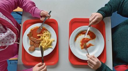 Mahlzeit. Tausende Potsdamer Kinder essen mittags in der Schule.