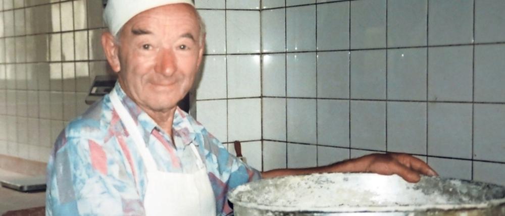 Herr des Sauerteigs. Selbst nachdem Josef Gniosdorsz die Potsdamer Traditionsbäckerei Braune 1989 an seinen Sohn übergeben hatte, kümmerte sich der Senior noch regelmäßig um den „Sauer“, wie der Teig in der Zunft genannt wird. 