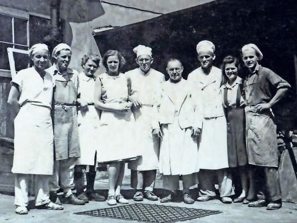 Bäckerei-Team. Fast 50 Jahre hatte Josef Gniosdorz gemeinsam mit seiner Frau Käthe die „Bäckerei Braune“, hier mit dem Team aus dem Jahr 1951, geführt.