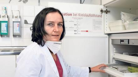 Fit für die Impfung. Die Potsdamer Hausärztin Ulrike Hackenberg ist sich sicher, dass sie in ihrer Praxis die empfindlichen Impfdosen aufbewahren kann.