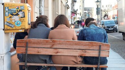 So war es einst: Jugendliche sitzen dicht an dicht an einem Imbiss in der Friedrich-Ebert-Straße.