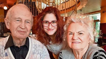 Anne Rehfeld mit ihren Großeltern Eva und Günther Herrmann, aufgenommen im Wiener Café in Potsdam anlässlich des 83. Geburtstages ihres Opas.
