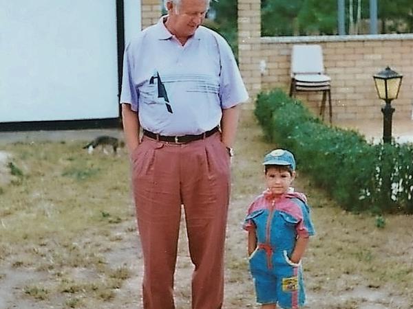 Anne Rehfeld und ihr Opa im Ahlbeck-Urlaub 1995.