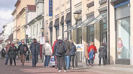 Vor dem Karstadt-Kaufhaus in der Brandenburger Straße standen am Mittwoch Menschen Schlange.