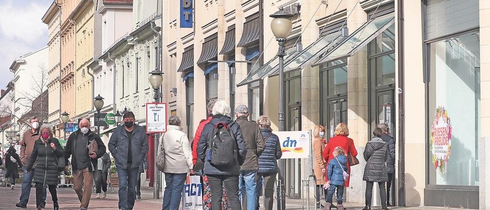 Vor dem Karstadt-Kaufhaus in der Brandenburger Straße standen am Mittwoch Menschen Schlange.