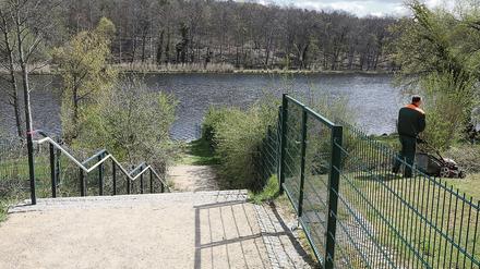 Zäune im Weg. Das Spazierengehen am Ufer des Griebnitzsees ist seit 2009 an mehreren Stellen nicht mehr möglich.
