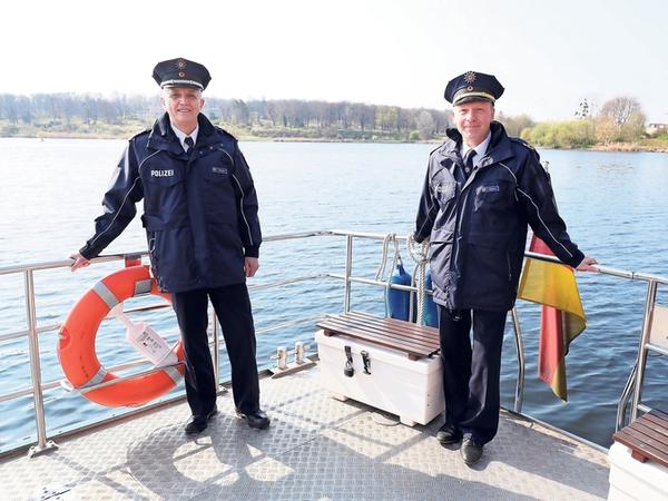 Polizisten auf See. Joachim Pötschke leitet die Wasserschutzpolizei (l.) und Karsten Schiewe, Leiter der Polizeidirektion West. 
