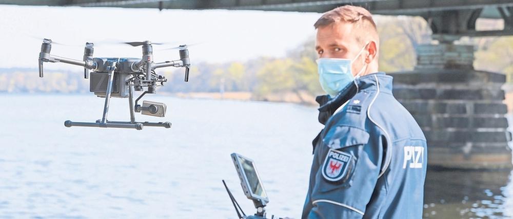 Die Potsdamer Wasserschutzpolizei überwacht die Wasserflächen von einer Drohne.