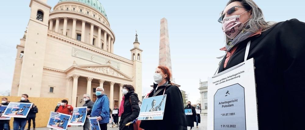 Rund 40 Betroffene, Vertreter der Dienstleistungsgewerkschaft Verdi und der Linken protestierten am Dienstag vor dem Landtag in Potsdam gegen die geplante Schließung des Arbeitsgerichtes Potsdam und anderer Standorte.