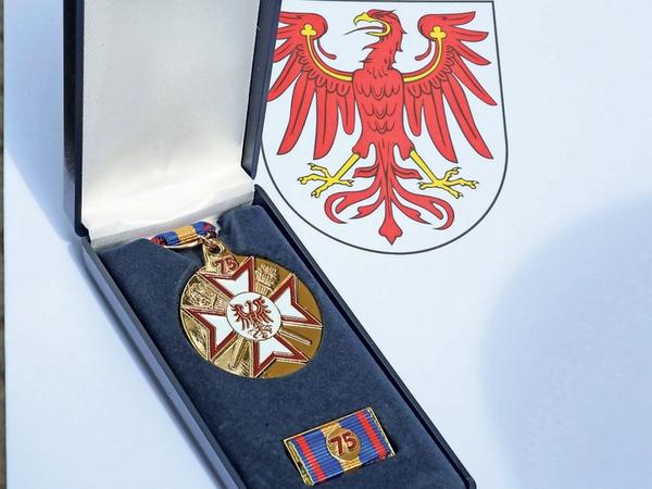Die „Ehrenmedaille für 75 Jahre Treue Dienste in der Freiwilligen Feuerwehr“, die erste dieser Art, die je in Potsdam verliehen wurde.