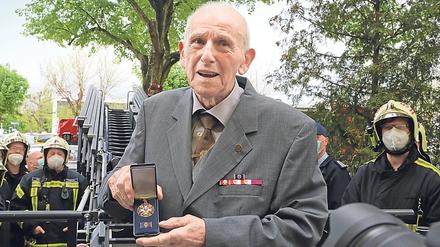 1943 ist Gerd Brademann in die Freiwillige Feuerwehr Drewitz eingetreten. Nun erhielt der 91-Jährige eine Ehrenmedaille.