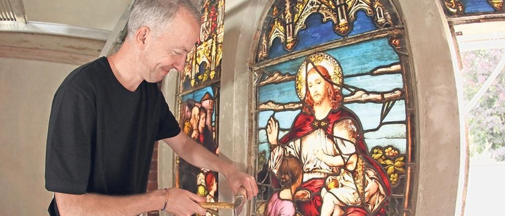 Nicht alltäglich. Restaurator Michael Görlach legt Hand an eines der Bleiglasfenster der Pfingstkirche. 