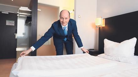 Mercure-Hotelchef Daniel Schmidt bei letzten Vorbereitungen für die Gäste.