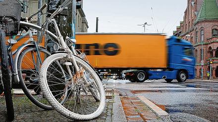 Gedenken. Ein weißes Rad erinnert am Unfallort an den getöteten E-Biker.