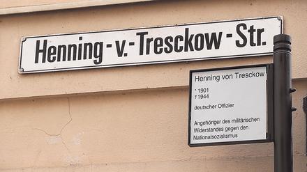 Ein Straßenzusatzschild informiert künftig in Potsdam über die Rolle Henning von Tresckows im militärischen Widerstand.