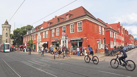 Fereshta Hussain liebt den Trubel in Potsdams Zentrum und auch das Café Heider am Nauener Tor (l.).
