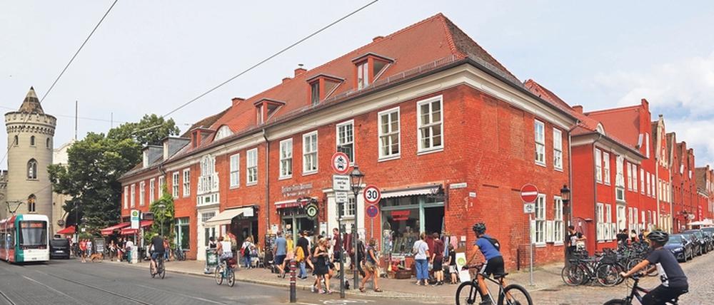 Fereshta Hussain liebt den Trubel in Potsdams Zentrum und auch das Café Heider am Nauener Tor (l.).