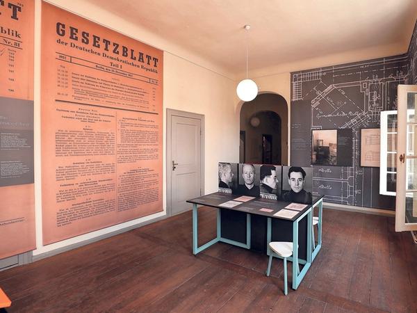 In der Ausstellung bringt die Gedenkstätte verschiedene Perspektiven auf das Stasigefängnis zusammen.