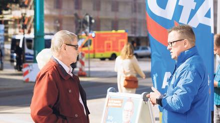 Im Gespräch mit möglichen Wählern: AfD-Kandidat Tim Krause (rechts).