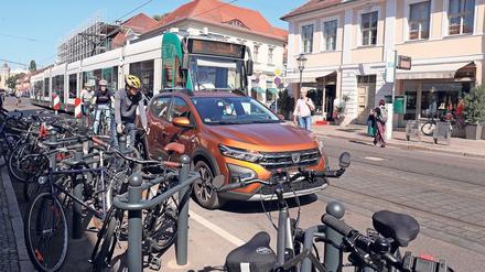 Zu eng. Autos, Tram, Radfahrer – auf der Friedrich-Ebert-Straße soll der Verkehr besser geordnet werden.