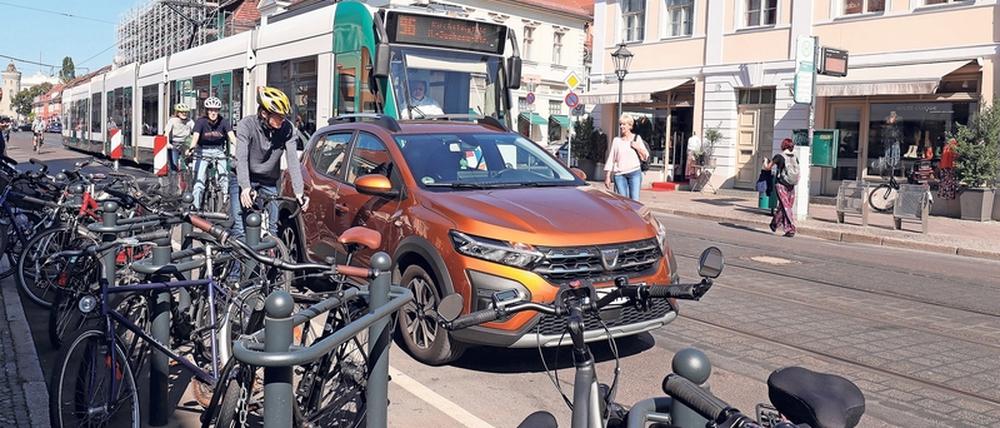 Zu eng. Autos, Tram, Radfahrer – auf der Friedrich-Ebert-Straße soll der Verkehr besser geordnet werden.