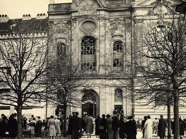 Potsdamer versammelten sich am Morgen des 10. November 1938 vor der zerstörten Synagoge am heutigen Platz der Einheit.