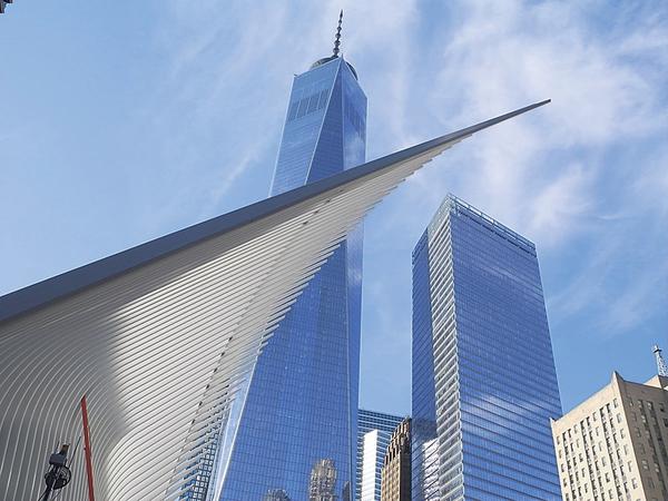 Libeskind 3. Der Oculus-Bahnhof mit One World Trade Center.