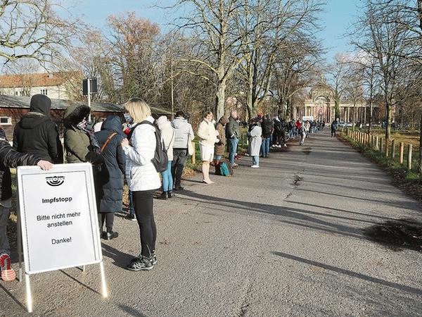 Geduld gefragt. Wie schon so oft bildete sich auch am Freitag eine lange Schlange von Impfwilligen, dieses Mal vor der Universität Potsdam am Neuen Palais.
