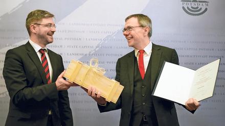 Rathauschef Mike Schubert überreichte Kämmerer Burkhard Exner (beide SPD) die Ernennungsurkunde für weitere acht Jahre als Finanzdezernent und Bürgermeister.